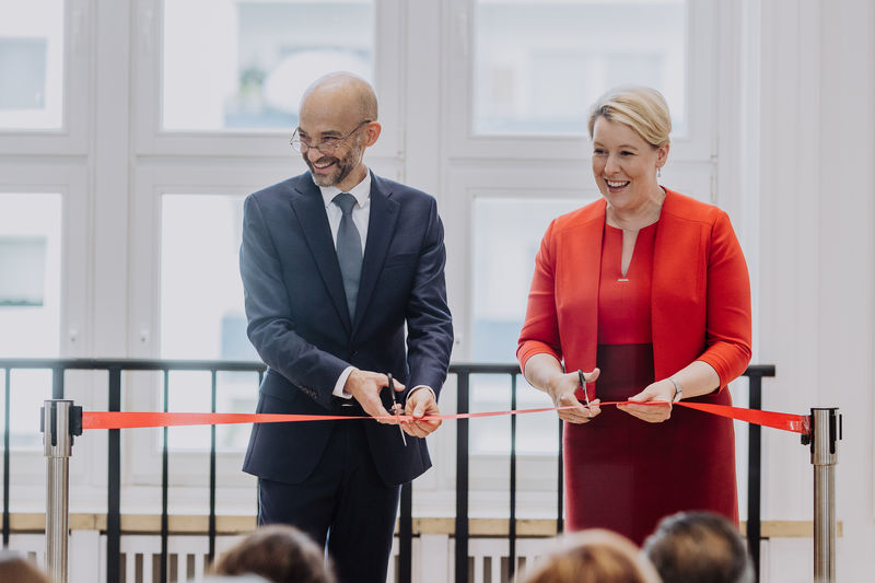 Eröffnung der Aula der HWR Berlin im Juli 2022: Franziska Giffey und Prof. Dr. Andreas Zaby zerschneiden gemeinsam das rote Band. Foto: Lukas Schramm