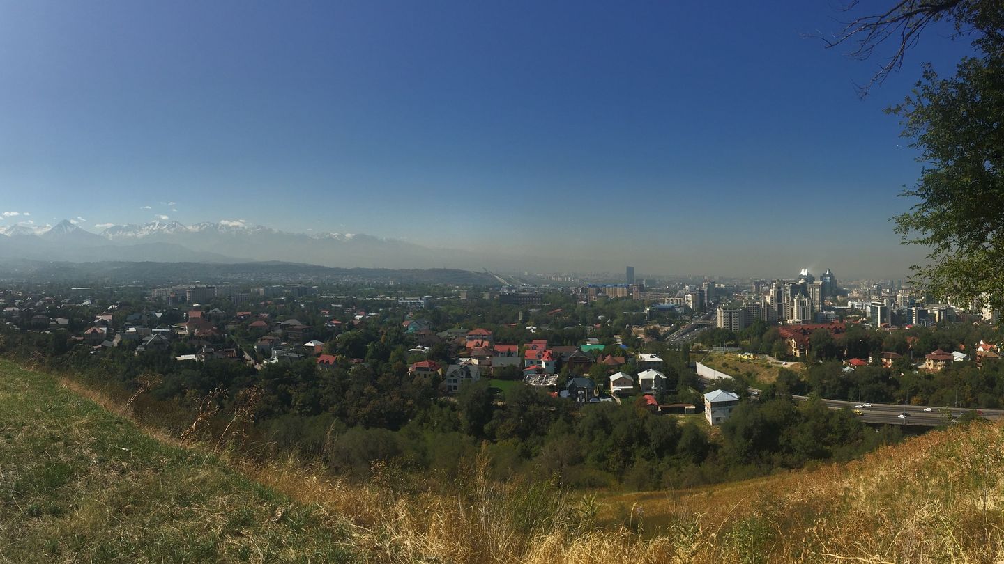 Blick auf die Stadt Almaty und Umgebung