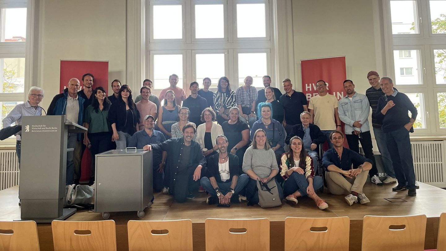 Gruppenfoto Alumnitreffen in der Aula