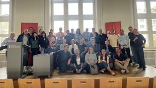 Gruppenfoto Alumnitreffen in der Aula 