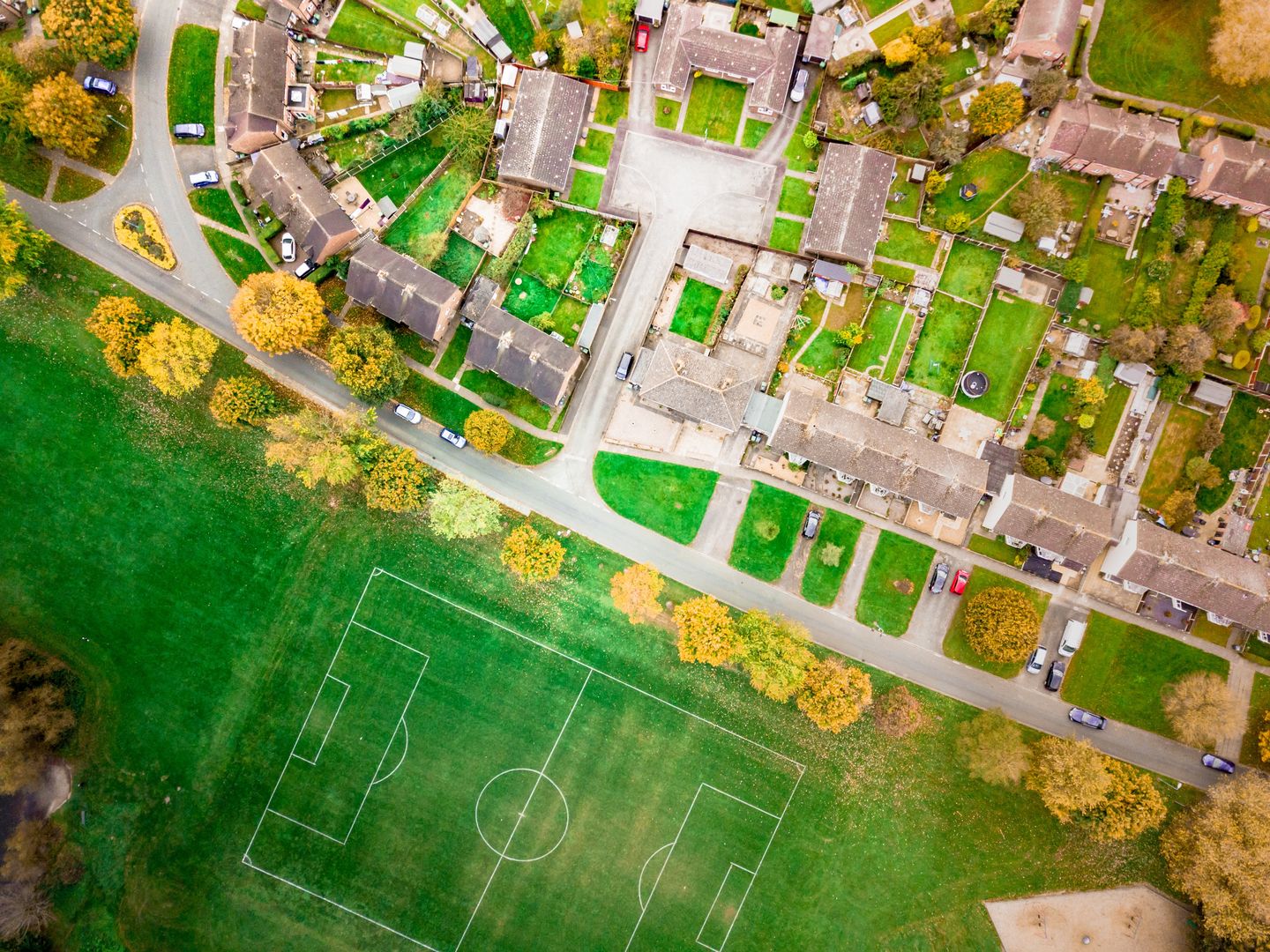 Ländlicher Ort aus der Luft aufgenommen. Foto: © kev303/iStock/Getty Images Plus