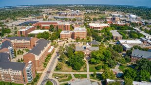 Das Foto zeigt eine Luftaufnahme der Gebäude der Wichita State University im US-Bundesstaat Kansas. Foto: © Jacob Boomsma/ iStock / Getty Images Plus