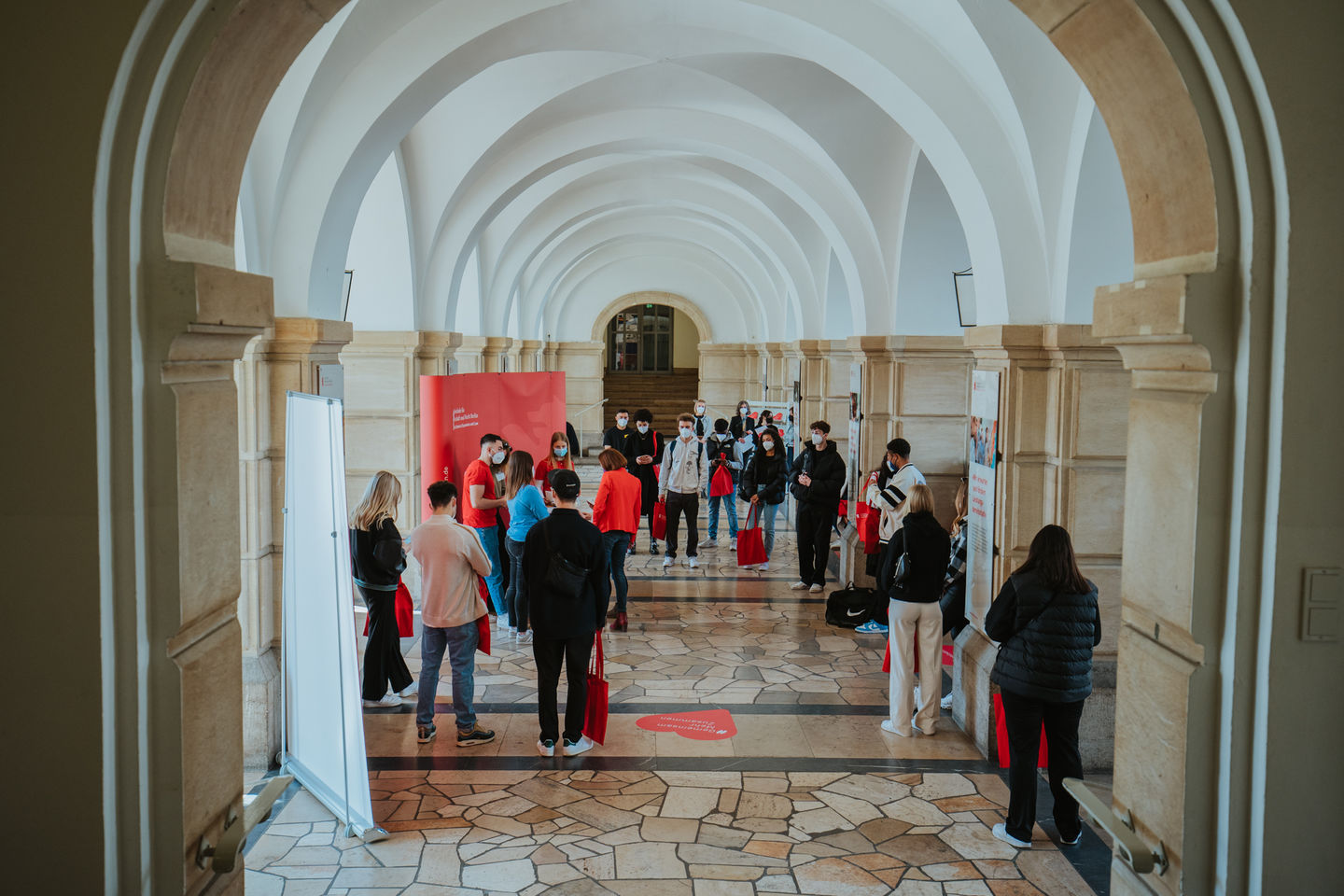 Summer semester 2022: Tour of the Schöneberg campus of the HWR Berlin for the opening of the semester. Photo: Oana Popa-Costea Summer semester 2022: Tour of the Schöneberg campus of the HWR Berlin for the opening of the semester. Photo: Oana Popa-Costea