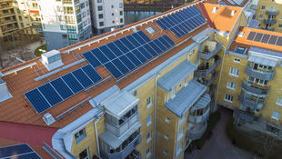 Berliner Mietshaus mit Solarpaneelen auf dem Dach.