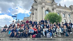 [Translate to English:] Gruppenfoto vor dem Reichstag in Berlin