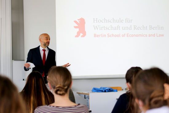 Hochschulpräsident Prof. Dr. Andeas Zaby begrüßt 30 Studierende aus der Ukraine. Foto: HWR Berlin, Sylke Schumann