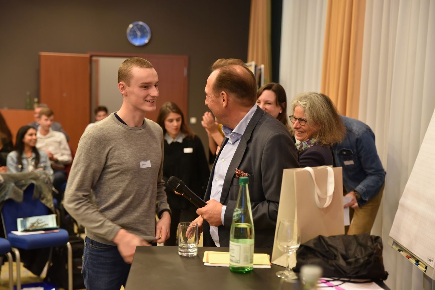 Zertifikat: Am 26. und 30. Oktober 2019 machten mehr als 100 Schülerinnen und Schüler an der HWR Berlin ihren Wirtschaftsführerschein.