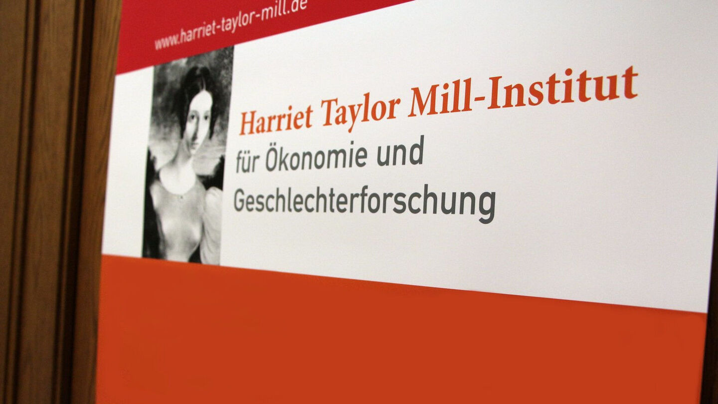 Plakat mit dem Schriftzug 'Harriet Taylor Mill-Institut für Ökonomie und Geschlechterforschung' und einem schwarz-weißen Porträt einer Frau