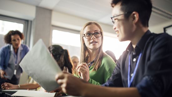 Gast- und Nebenhörerschaft: Ein Student aus China diskutiert ein Thesenpapier mit einer deutschen Studentin im Seminar. Foto: Getty Images/ Sol Stock Ltd