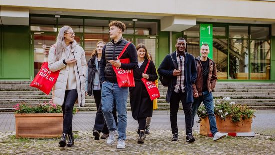 Zwei weibliche und zwei männliche Austauschstudierende lehnen an einem Geländer an der Spree. Im Hintergrund ist die Kuppel des Berliner Doms zu sehen. Foto: © franckreporter/E+/Getty Images