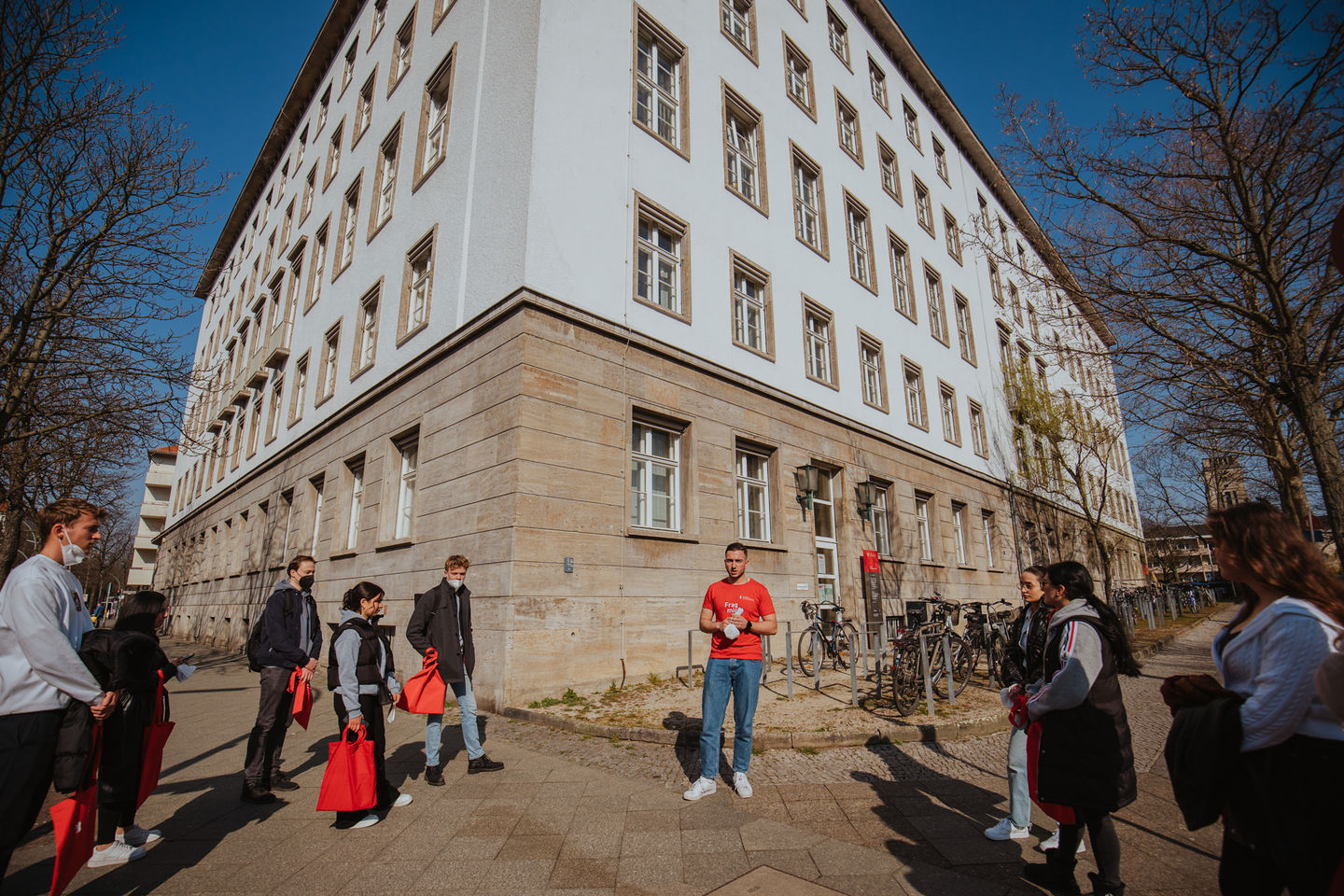 Summer semester 2022: Tour of the Schöneberg campus of the HWR Berlin for the opening of the semester. Photo: Oana Popa-Costea Summer semester 2022: Tour of the Schöneberg campus of the HWR Berlin for the opening of the semester. Photo: Oana Popa-Costea