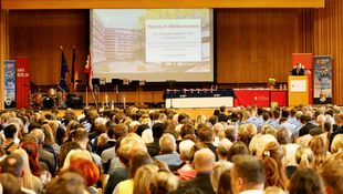 Feierliche Graduierung: 259 neue Schutz- und Kriminalpolizeikommissarinnen und -kommissare treten nach drei Jahren Studium an der HWR Berlin ihren Dienst bei der Hauptstadtpolizei an. 