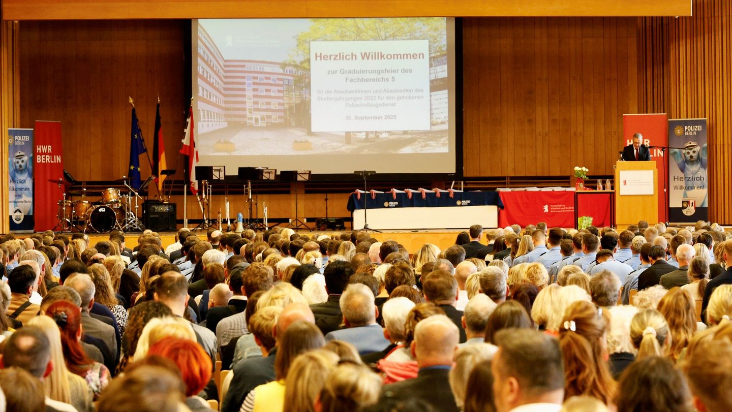 Feierliche Graduierung: 259 neue Schutz- und Kriminalpolizeikommissarinnen und -kommissare treten nach drei Jahren Studium an der HWR Berlin ihren Dienst bei der Hauptstadtpolizei an.