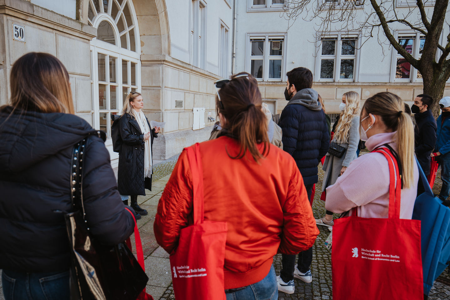 Campus tour of altogether 300 exchange students from 39 different nations at the HWR Berlin in March 2022. Photo: Oana Popa-Costea Campus tour of altogether 300 exchange students from 39 different nations at the HWR Berlin in March 2022. Photo: Oana Popa-Costea