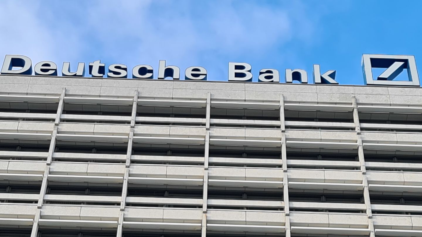 Am 14. Juni 2021 stellt die HWR Berlin von 17.30–19.00 Uhr online Forschungsergebnisse rund um die Transformationen in der Finanzwelt und zur Digitalisierung und neue rechtliche Standards vor. Foto: Sylke Schumann Graues Gebäude der deutsche Bank.