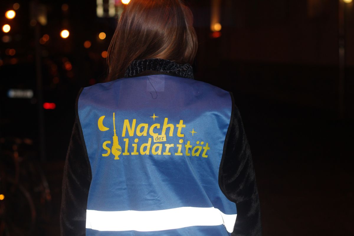 Nacht der Solidarität: HWR-Studentin Mariya Korol mit der Weste des Zähl-Teams.