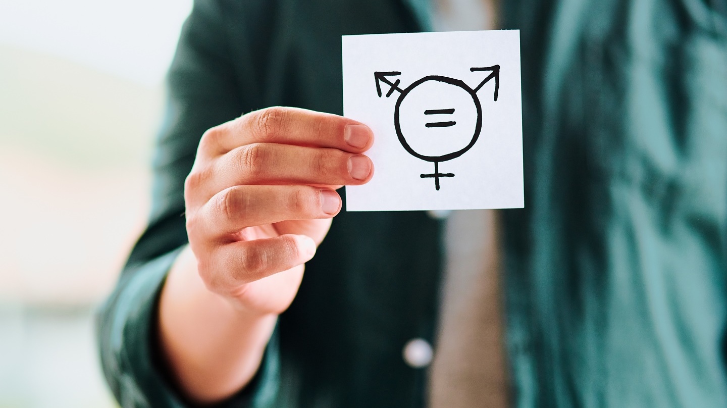 Zeichnung in schwarz auf weißem Papier von einem Gendersymbol, das das Zeichen für Frauen und Männer vereint.