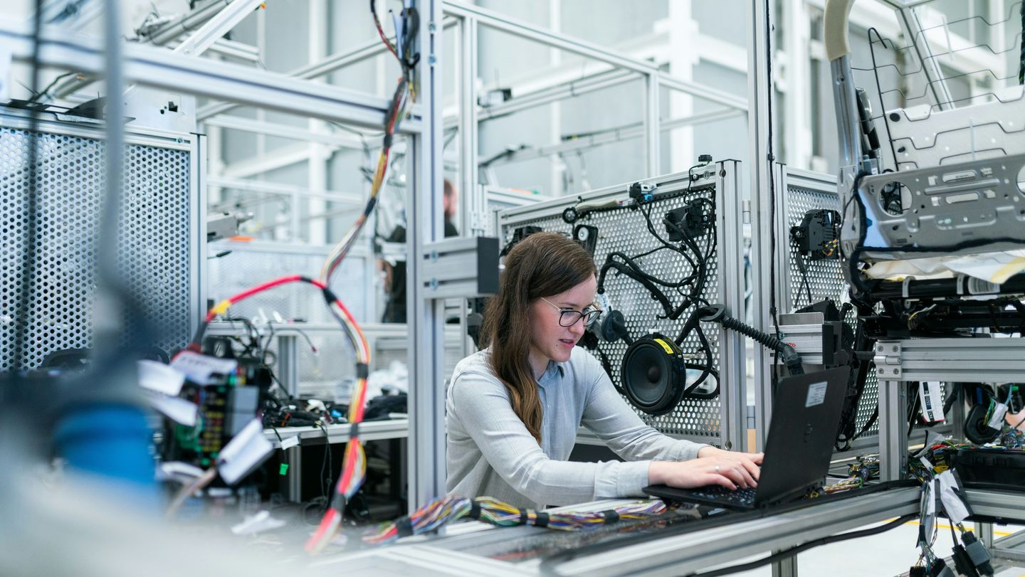 Junge Frau in einem technischen Labor.