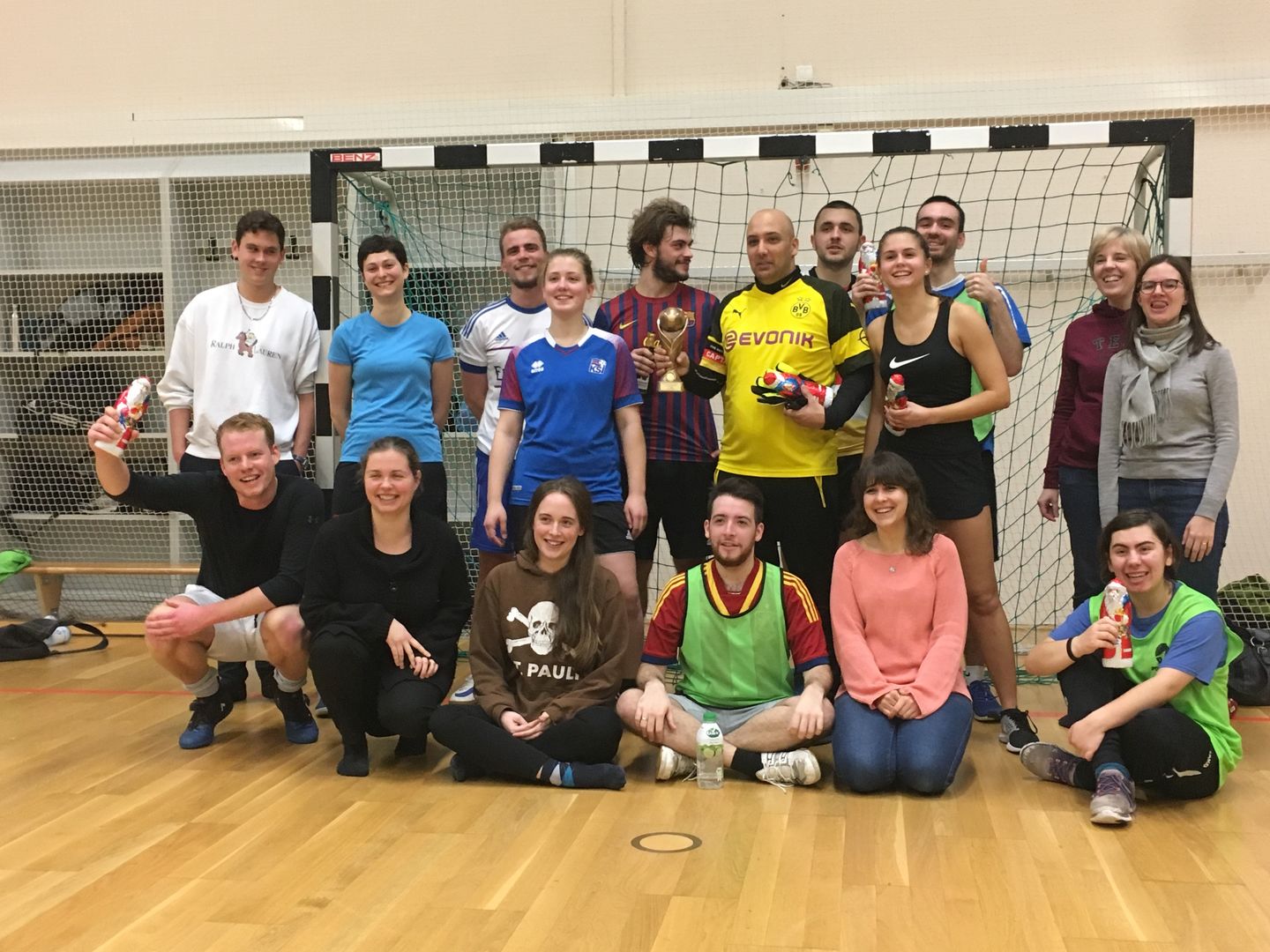 Winterfußballturnier des Fachbereichs Rechtspflege der HWR Berlin. 2019 ging der Pokal an die Konsularbeamtinnen und -beamten.