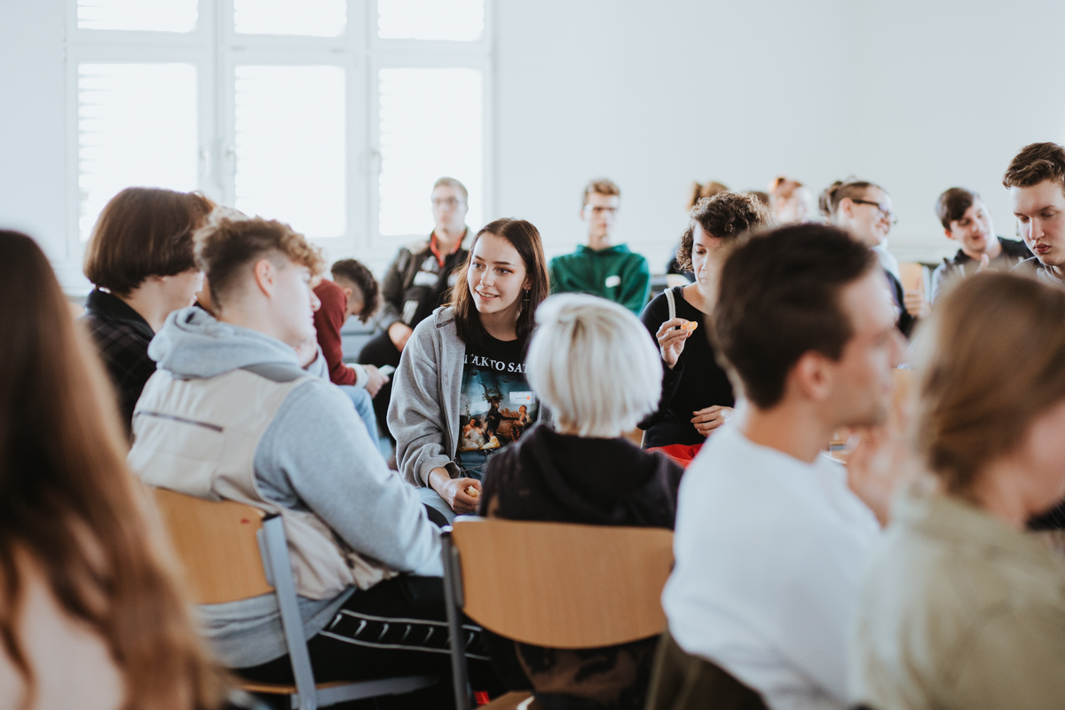 Zertifikat: Am 26. und 30. Oktober 20119 machten mehr als 100 Schülerinnen und Schüler an der HWR Berlin ihren Wirtschaftsführerschein.