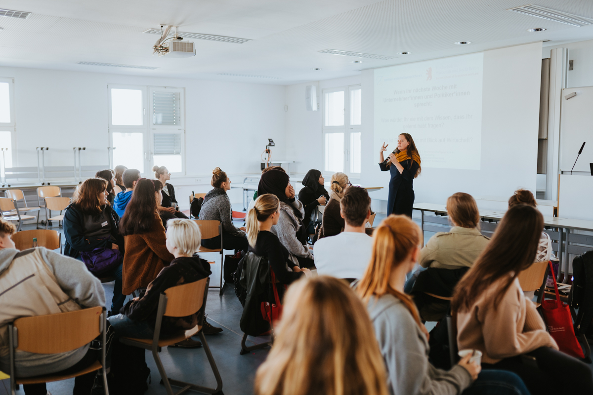 Zertifikat: Am 26. und 30. Oktober 20119 machten mehr als 100 Schülerinnen und Schüler an der HWR Berlin ihren Wirtschaftsführerschein.