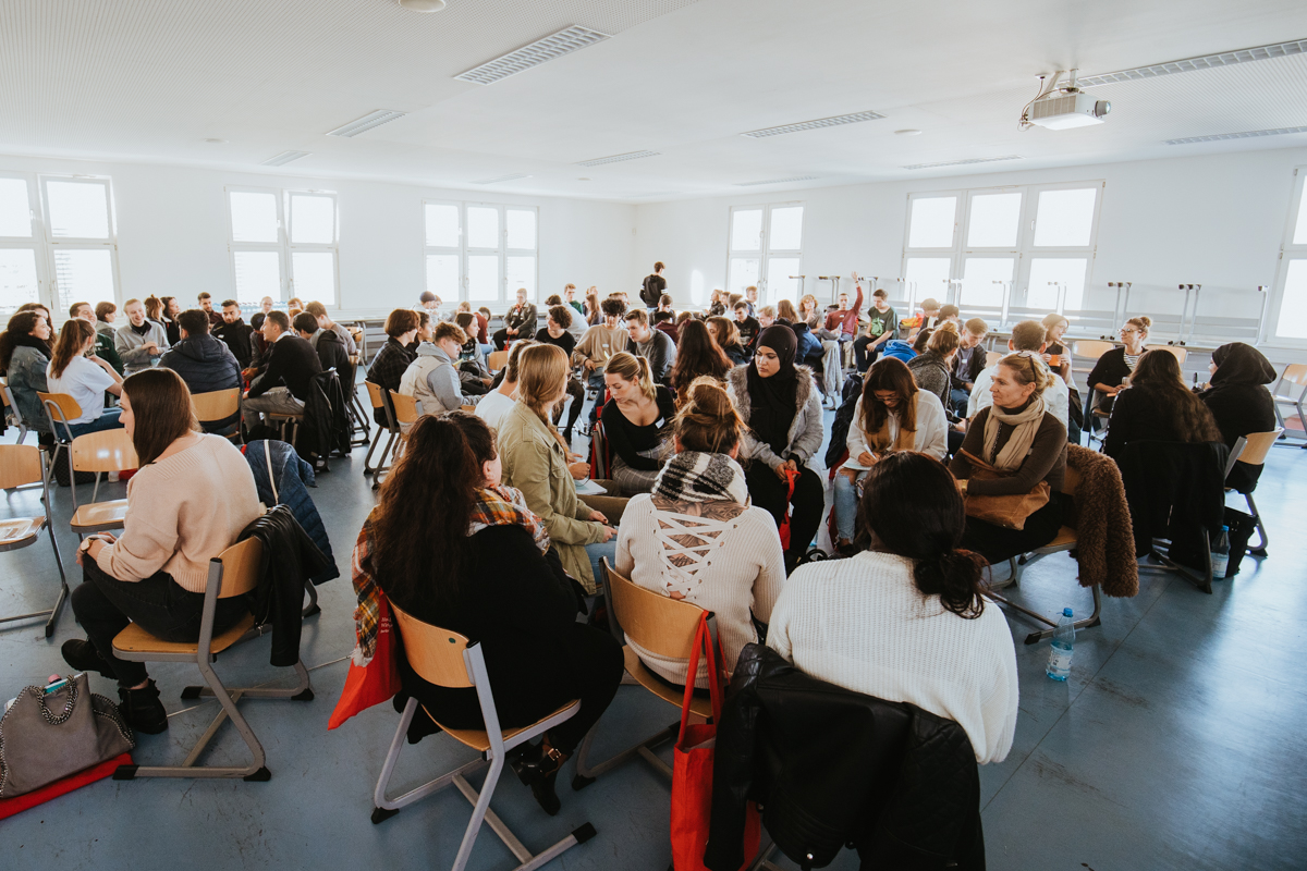 Zertifikat: Am 26. und 30. Oktober 20119 machten mehr als 100 Schülerinnen und Schüler an der HWR Berlin ihren Wirtschaftsführerschein.