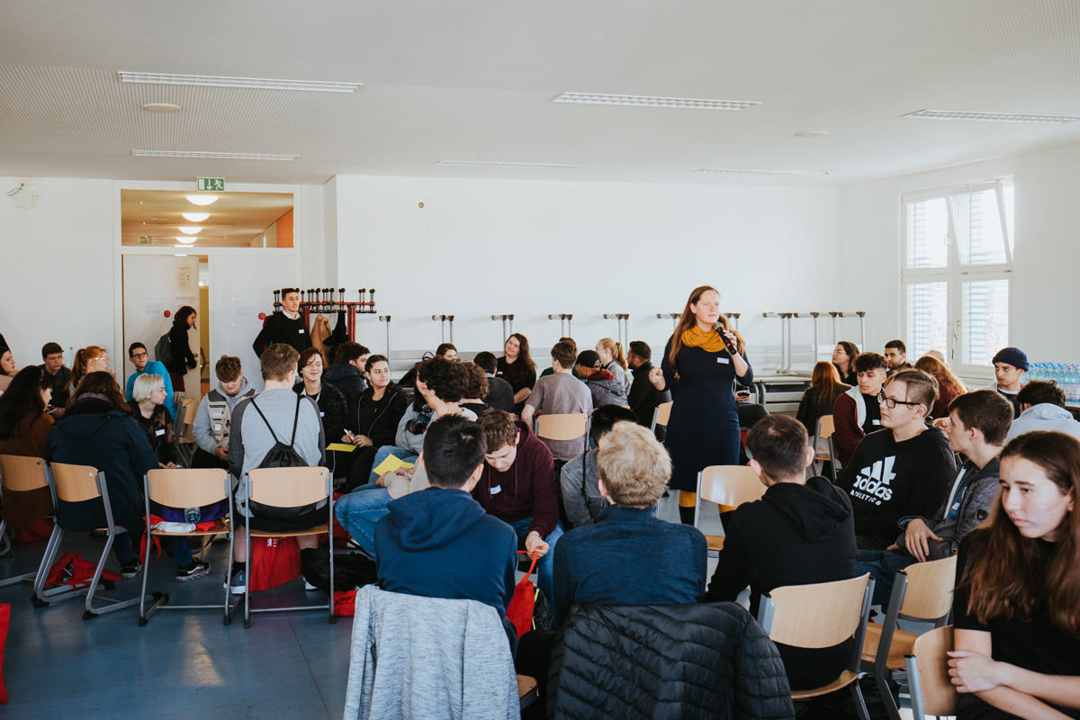 Zertifikat: Am 26. und 30. Oktober 20119 machten mehr als 100 Schülerinnen und Schüler an der HWR Berlin ihren Wirtschaftsführerschein.