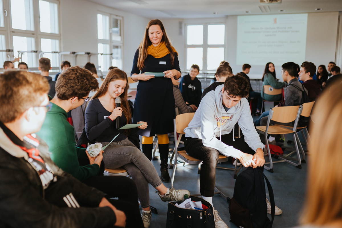 Zertifikat: Am 26. und 30. Oktober 20119 machten mehr als 100 Schülerinnen und Schüler an der HWR Berlin ihren Wirtschaftsführerschein.