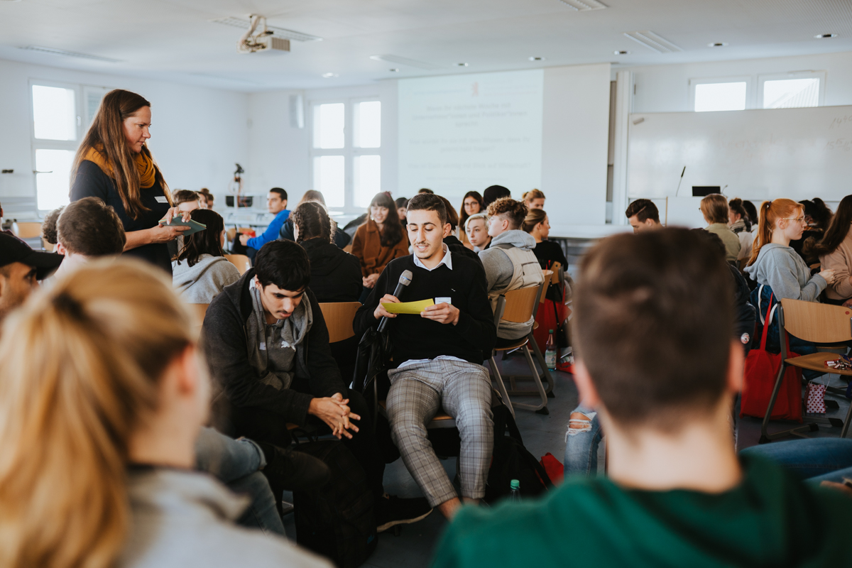 Zertifikat: Am 26. und 30. Oktober 20119 machten mehr als 100 Schülerinnen und Schüler an der HWR Berlin ihren Wirtschaftsführerschein.