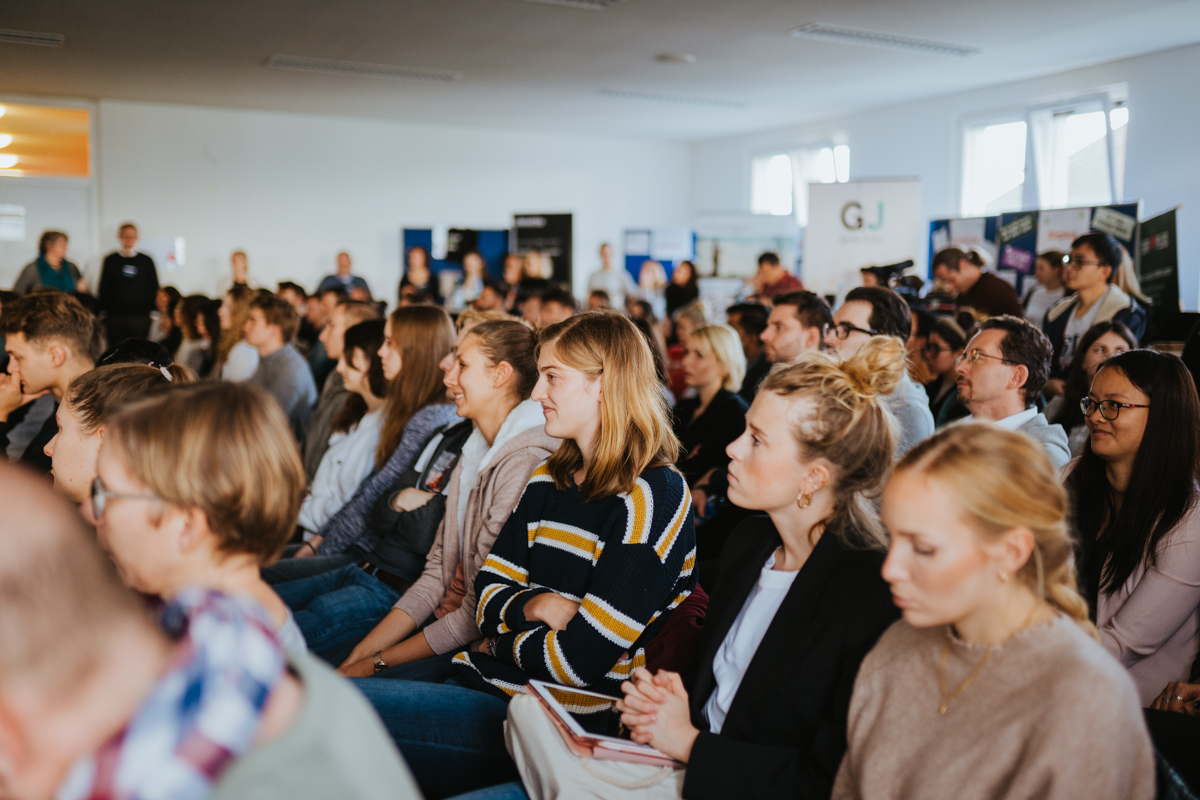 Blick über die Reihen: ein gut gefüllter Seminarraum am Campus Schöneberg der HWR Berlin. Foto: Oana Popa-Costea