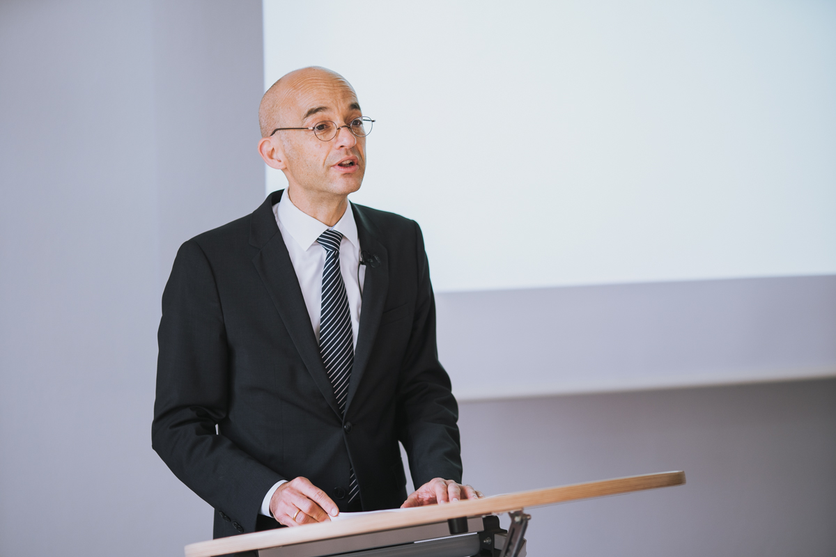 Hochschulpräsident Prof. Dr. Andreas Zaby spricht  am Rednerpult