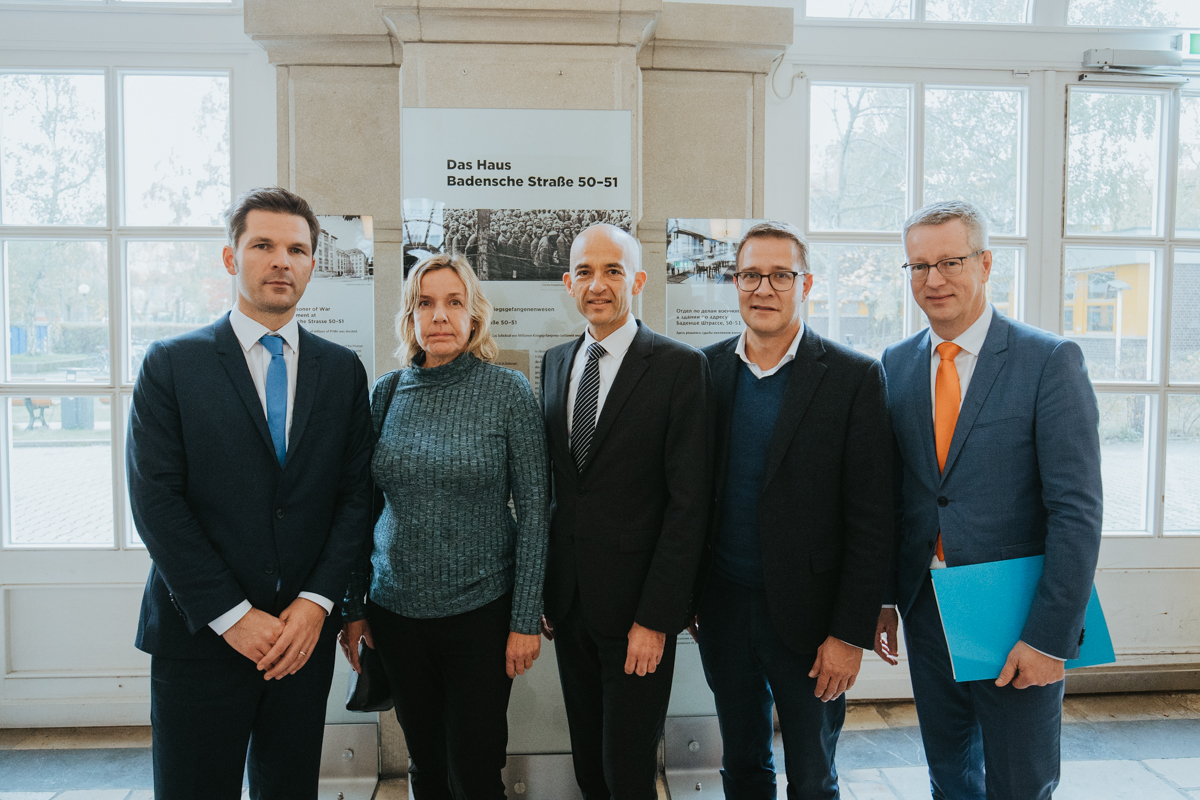 HWR Berlin: Eine Gedenktafel in der Badenschen Straße 50-51 erinnert an das Schicksal der Kriegsgefangenen zur NS-Zeit.