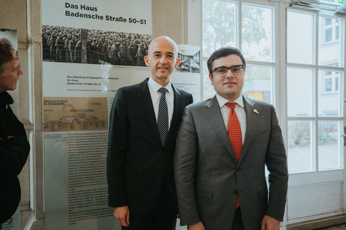 HWR Berlin: Eine Gedenktafel in der Badenschen Straße 50-51 erinnert an das Schicksal der Kriegsgefangenen zur NS-Zeit.