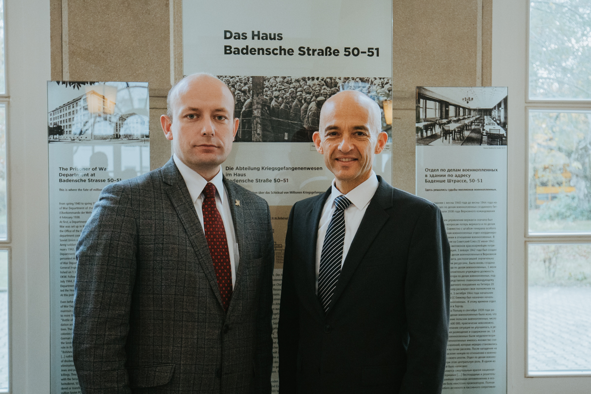 HWR Berlin: Eine Gedenktafel in der Badenschen Straße 50-51 erinnert an das Schicksal der Kriegsgefangenen zur NS-Zeit.