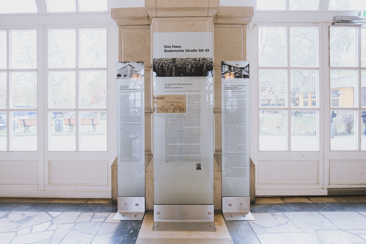 HWR Berlin: Eine Gedenktafel in der Badenschen Straße 50-51 erinnert an das Schicksal der Kriegsgefangenen zur NS-Zeit.