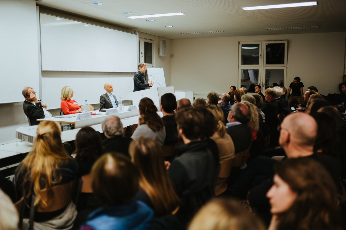 Demokratie und Nachhaltigkeit: 230 Interessierte diskutierten beim 19. Nachhaltigkeitsforum der HWR Berlin am 4. November. Gastredner war Robert Habeck, Bundesvorsitzender der Grünen.