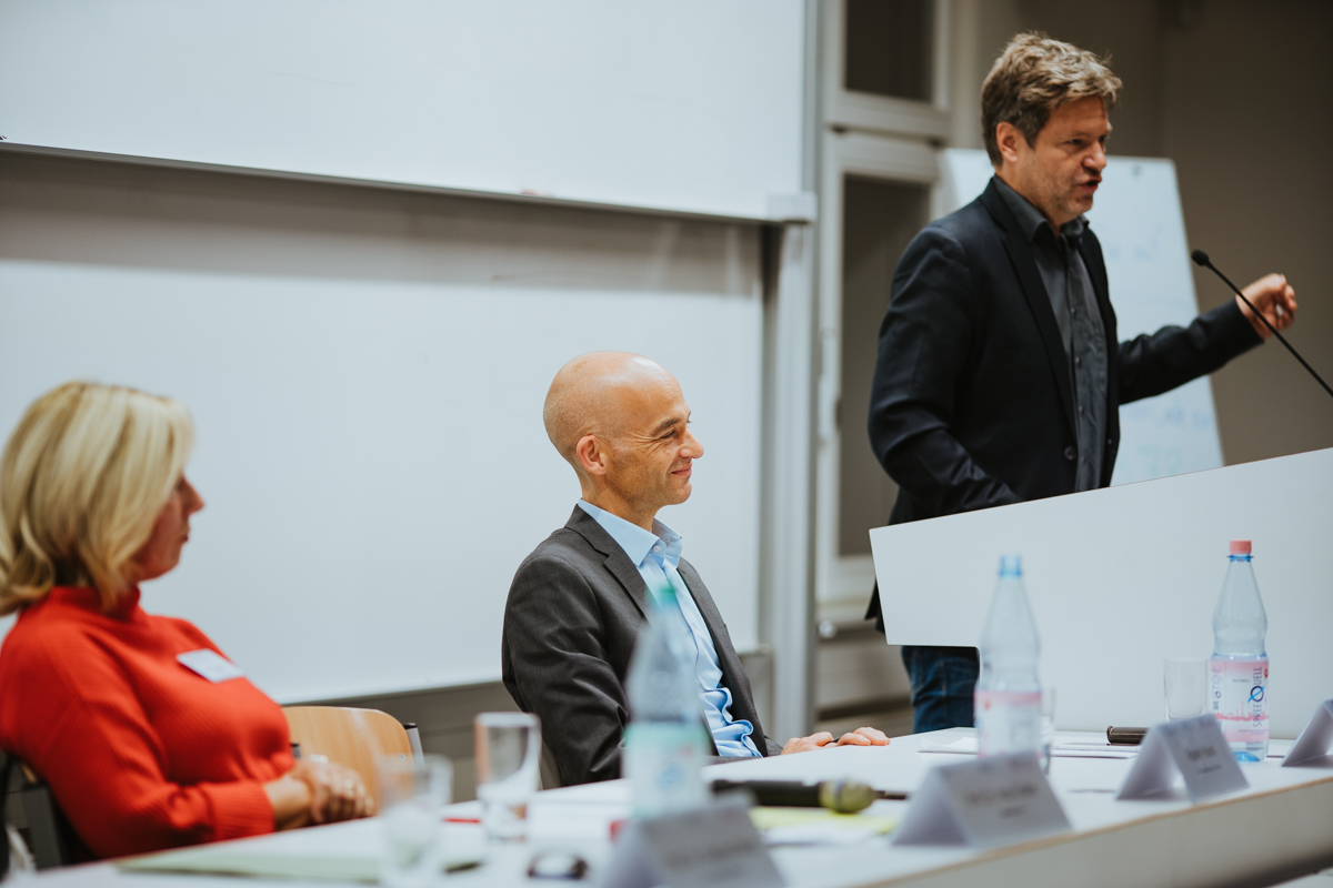 Demokratie und Nachhaltigkeit: 230 Interessierte diskutierten beim 19. Nachhaltigkeitsforum der HWR Berlin am 4. November. Gastredner war Robert Habeck, Bundesvorsitzender der Grünen.