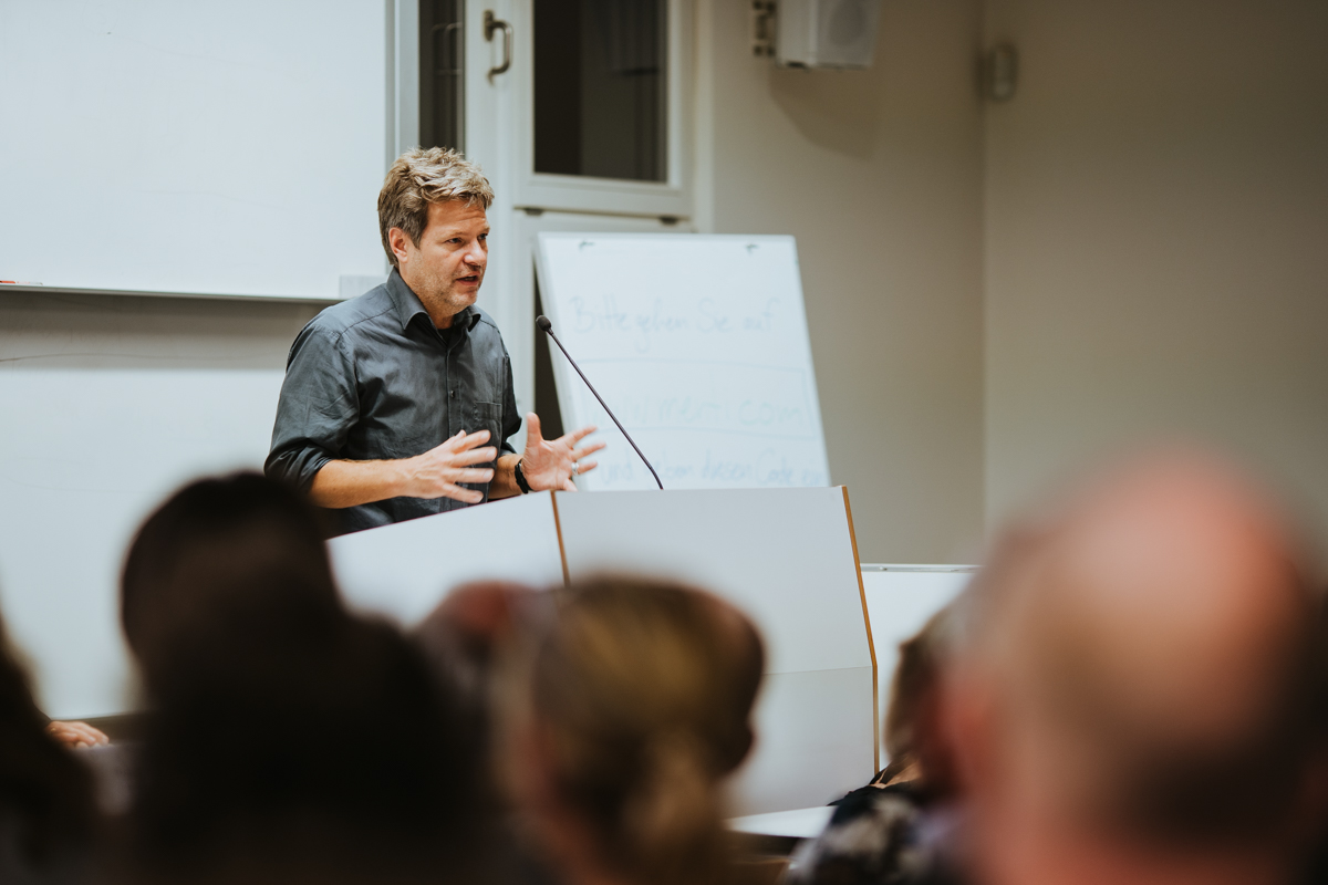 Demokratie und Nachhaltigkeit: 230 Interessierte diskutierten beim 19. Nachhaltigkeitsforum der HWR Berlin am 4. November. Gastredner war Robert Habeck, Bundesvorsitzender der Grünen.