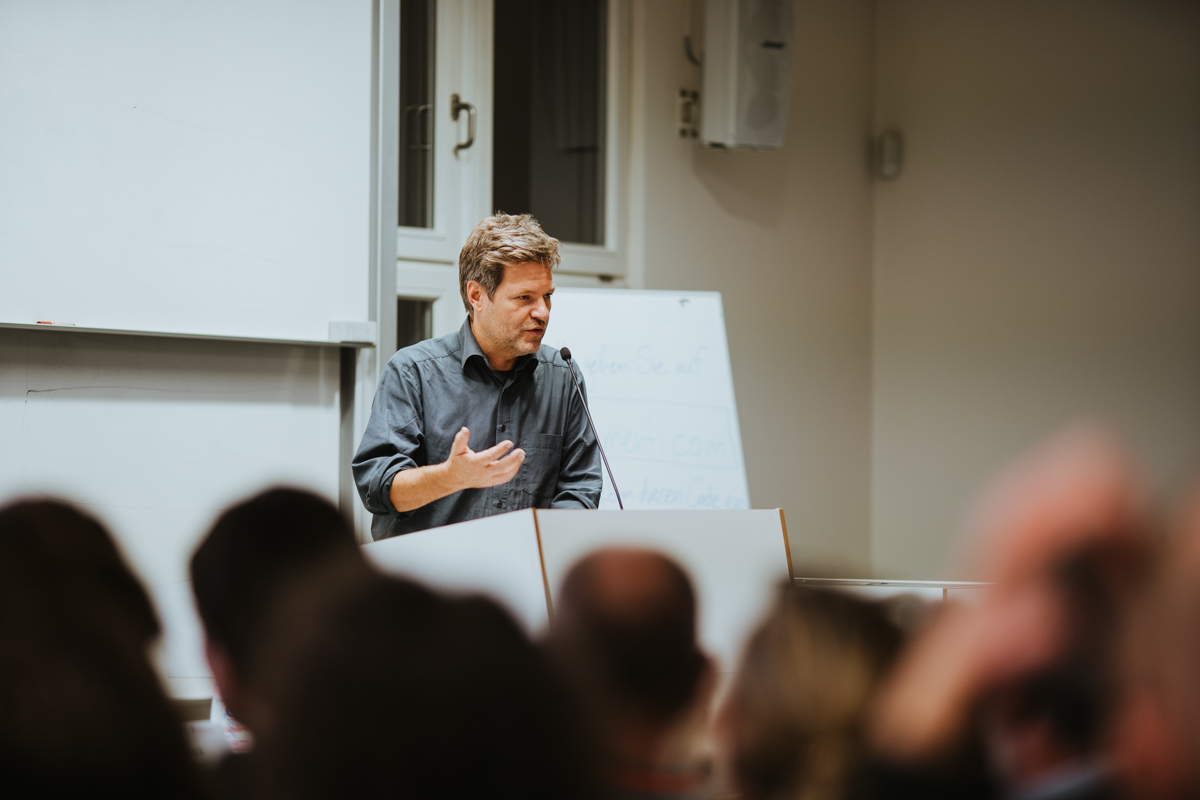 Demokratie und Nachhaltigkeit: 230 Interessierte diskutierten beim 19. Nachhaltigkeitsforum der HWR Berlin am 4. November. Gastredner war Robert Habeck, Bundesvorsitzender der Grünen.