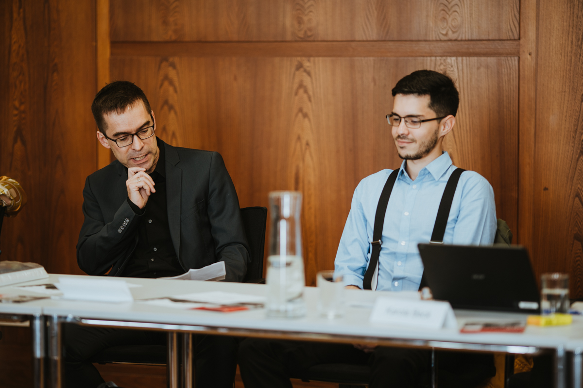 DAAD-Preis 2019: Prof. Dr. Roland M. Müller sitzt links neben Preisträger Luis Diego Conejo Mora