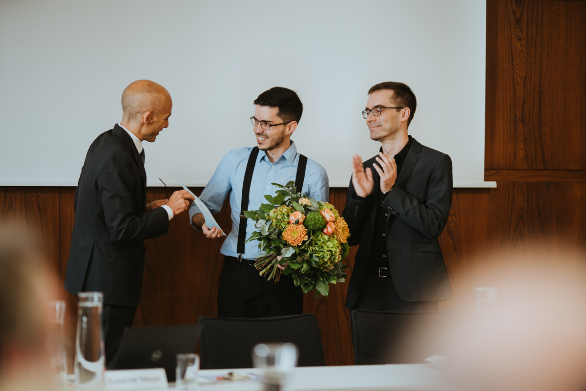 Hochschulpräsident Prof. Dr. Andreas Zaby überreicht den DAAD-Preis 2019 an Luis Diego Conejo Mora aus Costa Rica