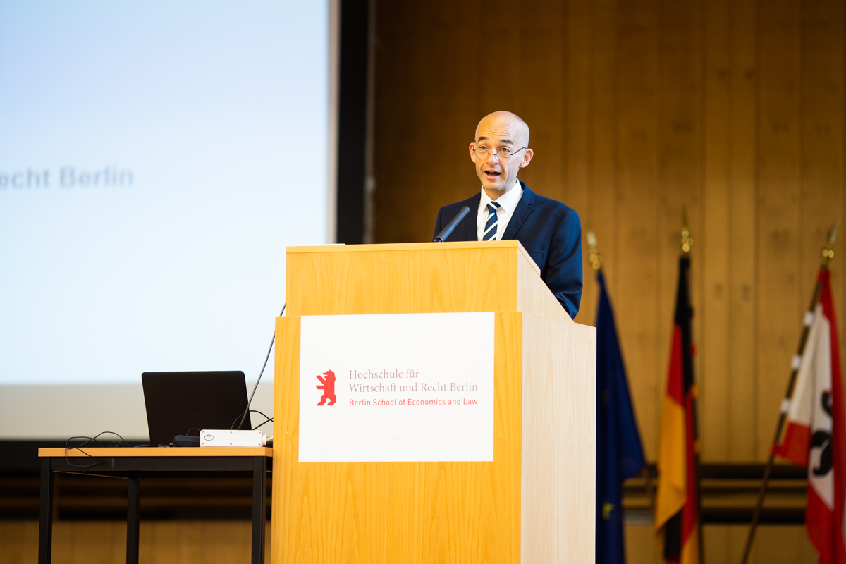 Hochschulpräsident Prof. Dr. Andreas Zaby spricht bei der Semestereröffnung des Fachbereichs 2 Duales Studium am 21. Oktober 2019.