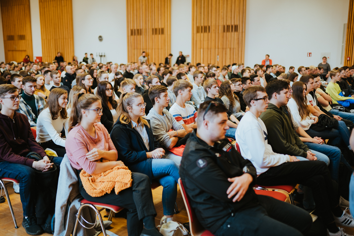 Studierende im ersten Semester bei der Semestereröffnung des Fachbereichs 2 Duales Studium der HWR Berlin am 21. Oktober 2019.