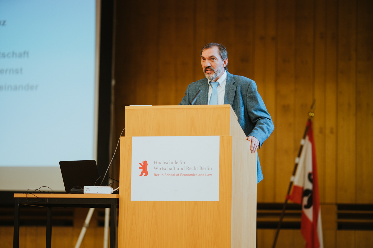 Thorsten Kurzawa, Dekan des Fachbereichs 2 Duales Studium der HWR Berlin, spricht bei der Semestereröffnung am 21. Oktober 2019.