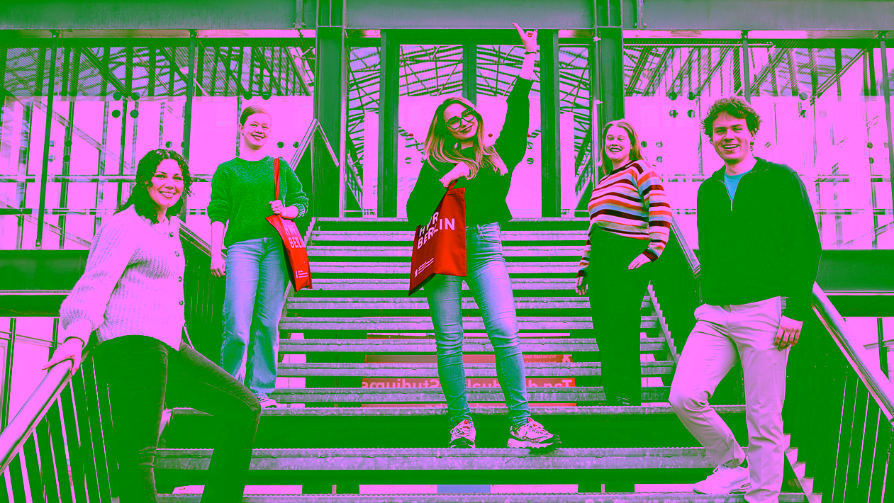 Drei Studierende stehen im Fischbauch am Campus Lichtenberg.