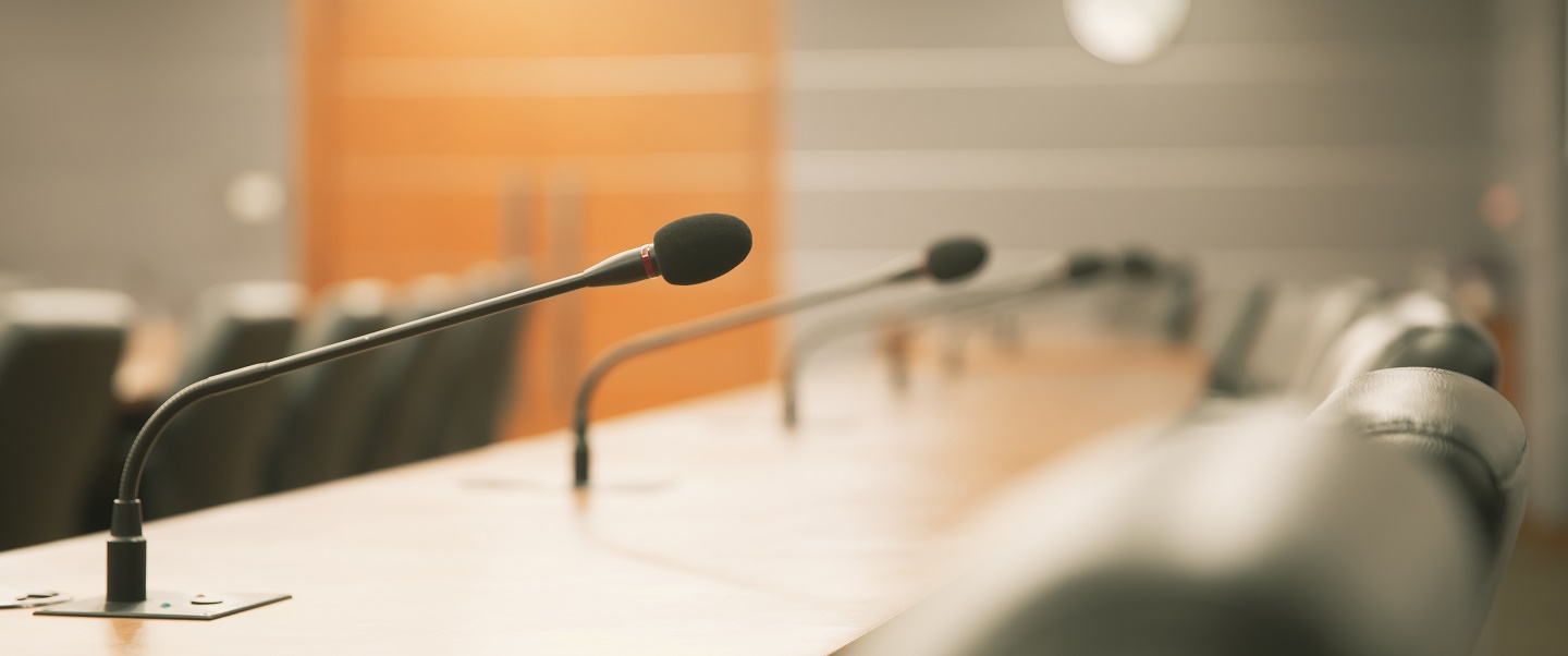 Foto: © eakrin rasadonyindee/Getty Images/iStockphoto Langer Konferenztisch mit eingebauten Mikrofonen.