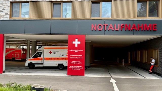 Eingang Notaufnahme mit Rettungswagen